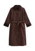 Brauner Trenchcoat mit einem durchgeknöpften Kragen, Gürtelschlaufe und langen Ärmeln mit kontrastierenden, gerippten Bündchen. Glattes Material, knielanges Design.