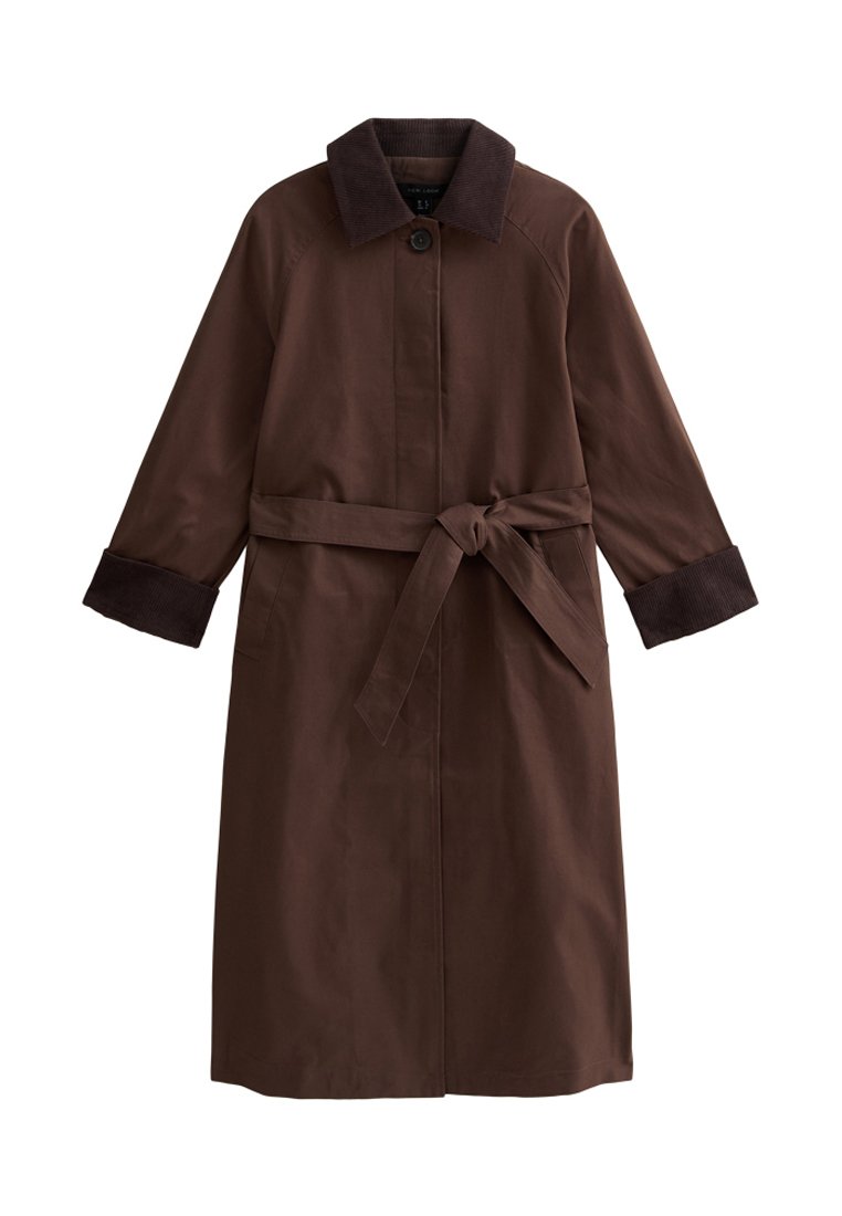 Brauner Trenchcoat mit einem durchgeknöpften Kragen, Gürtelschlaufe und langen Ärmeln mit kontrastierenden, gerippten Bündchen. Glattes Material, knielanges Design.