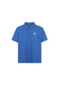 Blaues Poloshirt aus strukturiertem Baumwollmaterial, mit flachem Kragen, Drei-Knopf-Leiste und kleinem weißen Logo auf der linken Brust.