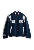 Marine Varsityjacke mit weißen und roten Streifenakzenten, Druckknopfverschluss, gesticktem "NY" und "85" sowie Seitentaschen. Texturiert Stoff.