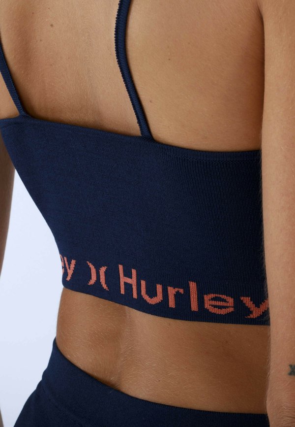 Hurley CONTRAST TEXT ACTIVE