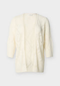 Hellbeige, offene Strickjacke mit Diamantmuster und dreiviertellangen Ärmeln vor einfarbigem Hintergrund.