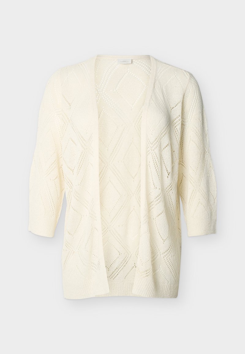 Hellbeige, offene Strickjacke mit Diamantmuster und dreiviertellangen Ärmeln vor einfarbigem Hintergrund.
