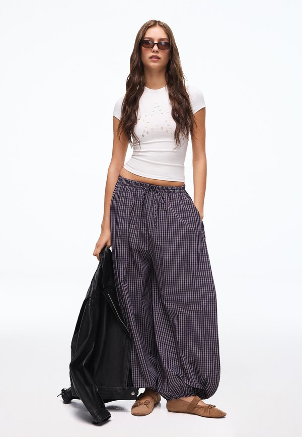 Bershka TROUSERS 00928741 - Trousers - bordeaux