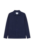 Marineblaue, langärmelige Hemdjacke aus strukturiertem Stoff, mit einer knopfbaren Vorderseite, zwei aufgesetzten Vorder-Taschen und einem klassischen Kragen.