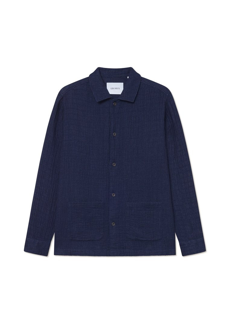 Marineblaue, langärmelige Hemdjacke aus strukturiertem Stoff, mit einer knopfbaren Vorderseite, zwei aufgesetzten Vorder-Taschen und einem klassischen Kragen.