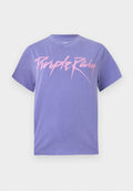 Lila Baumwoll-T-Shirt mit kurzen Ärmeln, das auf der Vorderseite mit einer auffälligen, stilisierten Schriftart das pinke Grafikmotiv "Purple Rain" zeigt.