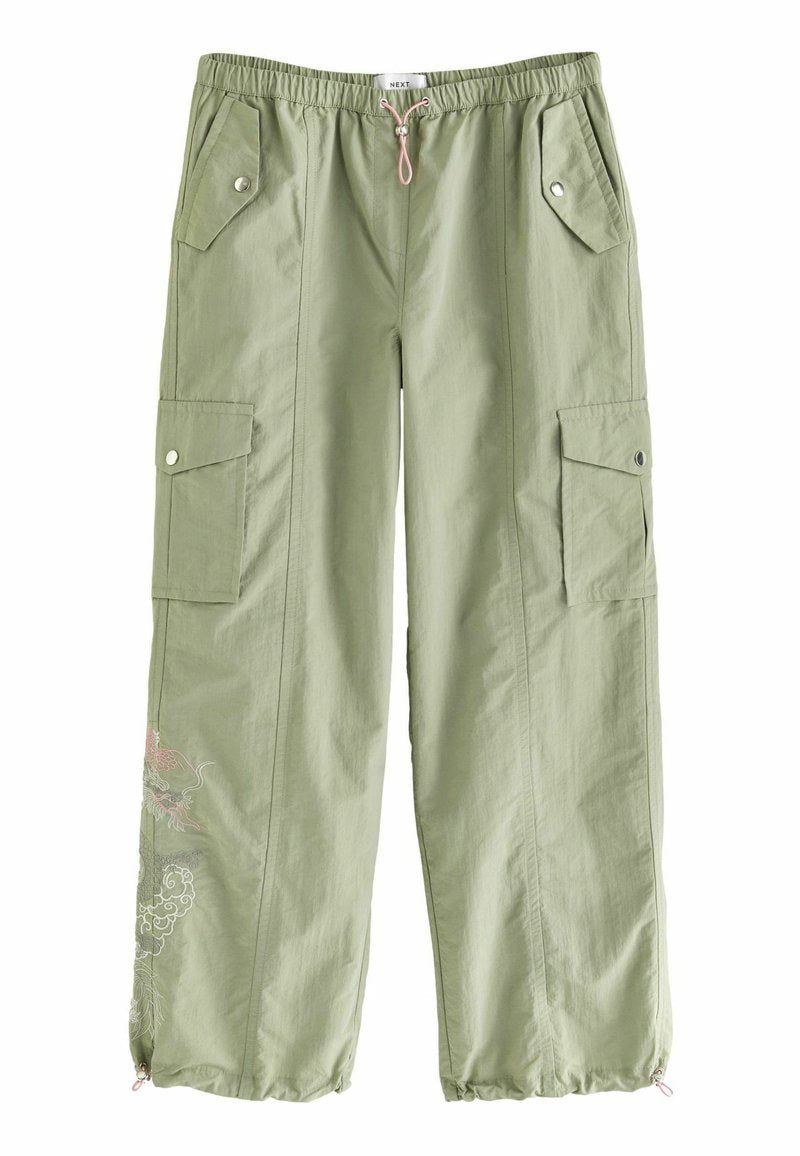 Hellgrüne Cargo-Hose mit elastischem Taillenbund, pinkem Kordelzug, Klapptaschen mit Druckknöpfen, besticktem Design nahe dem Saum und Reißverschlüssen an den Bündchen.