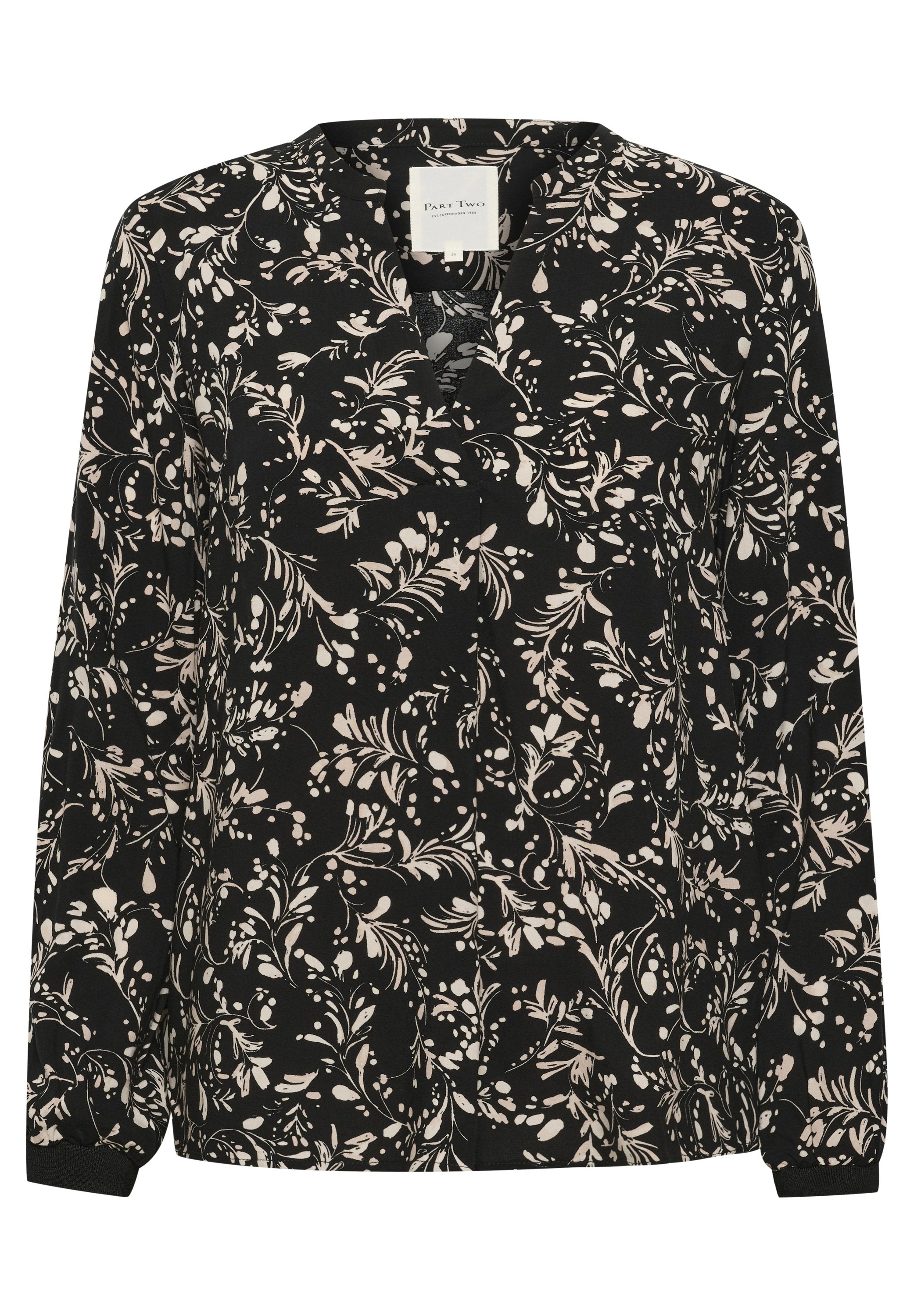Schwarze Bluse mit langen Ärmeln, die ein florales Muster in Cremetönen zeigt, mit einem runden Ausschnitt und einer weichen Stofftextur.