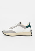 Weißer und grauer Sneaker mit cremefarbiger Sohle, grünem Fersenakzent, Schnürung vorne und Fleecefutter, das am Kragen sichtbar ist, Seitenansicht.