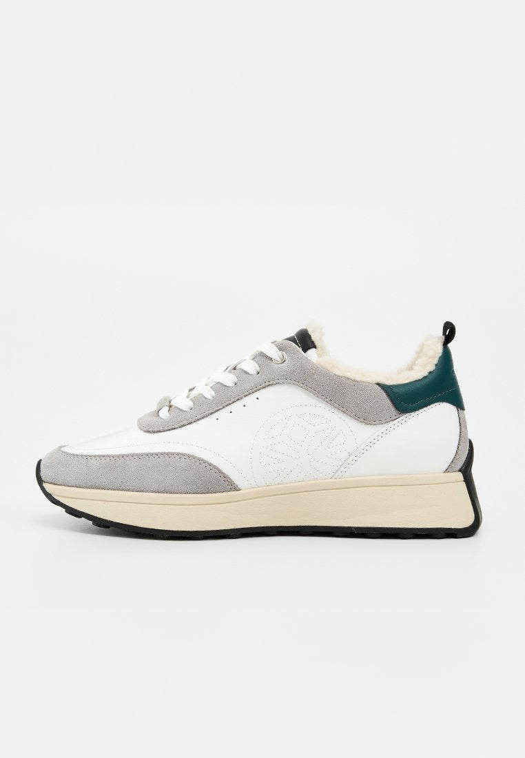 Weißer und grauer Sneaker mit cremefarbiger Sohle, grünem Fersenakzent, Schnürung vorne und Fleecefutter, das am Kragen sichtbar ist, Seitenansicht.