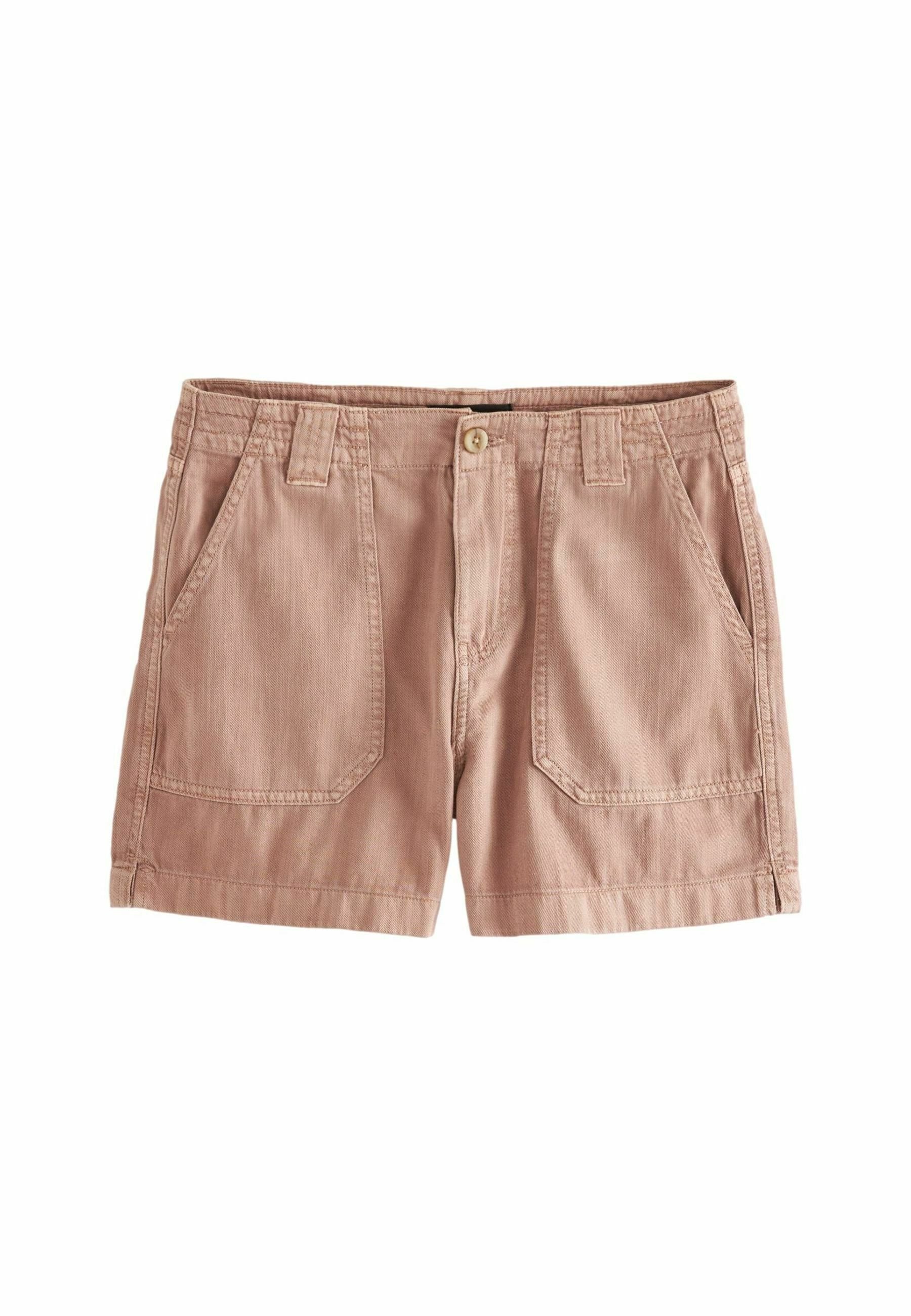 Helle rosa Baumwollshorts mit einem Bund und zwei Fronttaschen. Die Shorts haben einen geraden Schnitt und sichtbare Nähte.