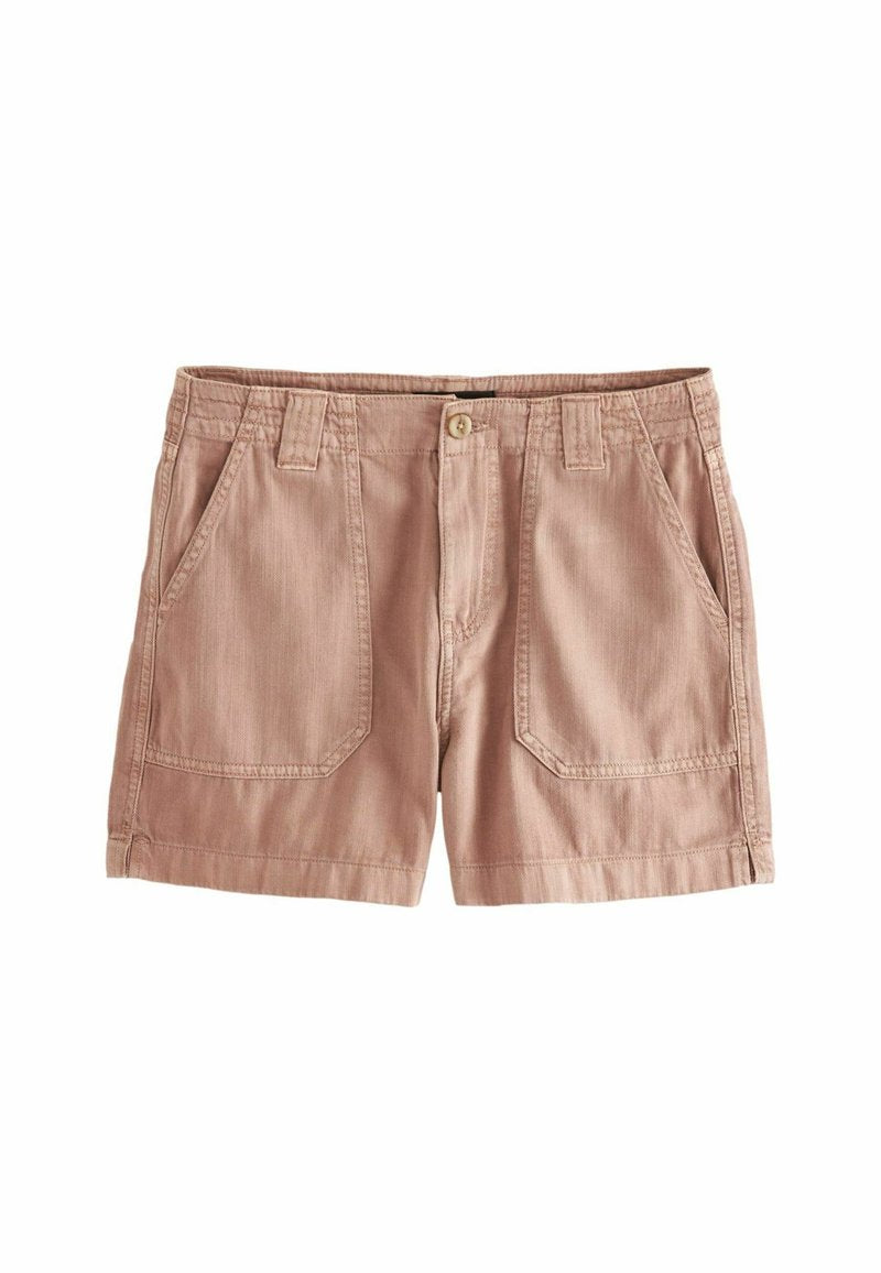 Helle rosa Baumwollshorts mit einem Bund und zwei Fronttaschen. Die Shorts haben einen geraden Schnitt und sichtbare Nähte.