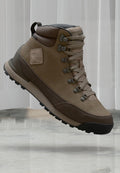 Braune Leder-Wanderschuhe mit grauen Akzenten, gepolstertem Kragen, Metallösen und strukturiertem Profil. Mit Logo-Patch an der Seite.
