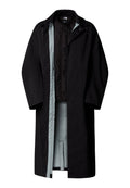 Schwarzer langer Mantel mit einem gesteppte Innenfutter, ausgestattet mit einer Knopfleiste, großem Kragen und kontrastierenden hellblauen Akzenten entlang der Kanten.