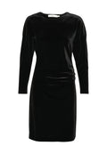 Schwarzes Samtkleid mit langen Ärmeln, rundem Ausschnitt und gesmoktem Detail an der Taille. Glatte Textur mit dezentem Glanz.