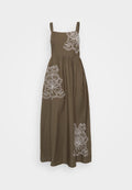 Khakifarbenes Maxikleid mit weißer Blumenstickerei auf der Vorderseite, dünnen Schulterträgern und einem fließenden A-Linien-Rock.