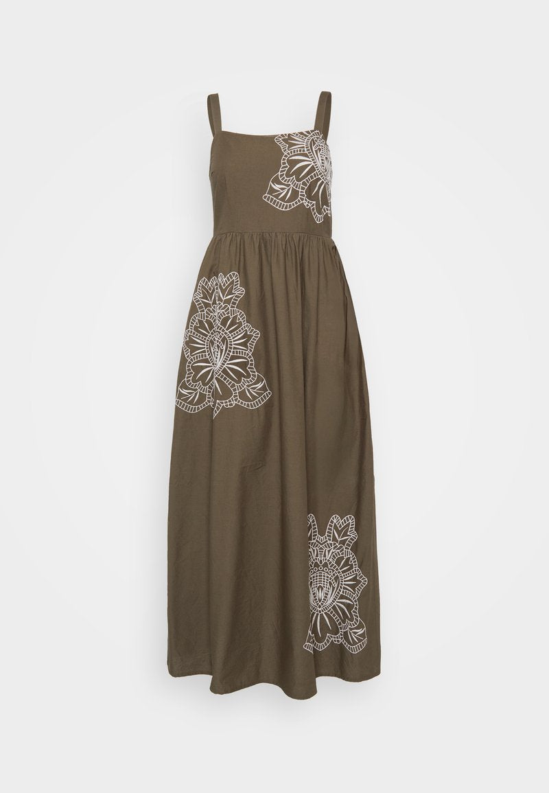 Khakifarbenes Maxikleid mit weißer Blumenstickerei auf der Vorderseite, dünnen Schulterträgern und einem fließenden A-Linien-Rock.