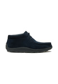 Marineblaue Wildlederschuhe mit runder Zehenpartie, niedrigem Knöcheldesign, schwarzer Gummisohle und kontrastierenden Nähten. Verfügt über eine minimalistische Schnürung.