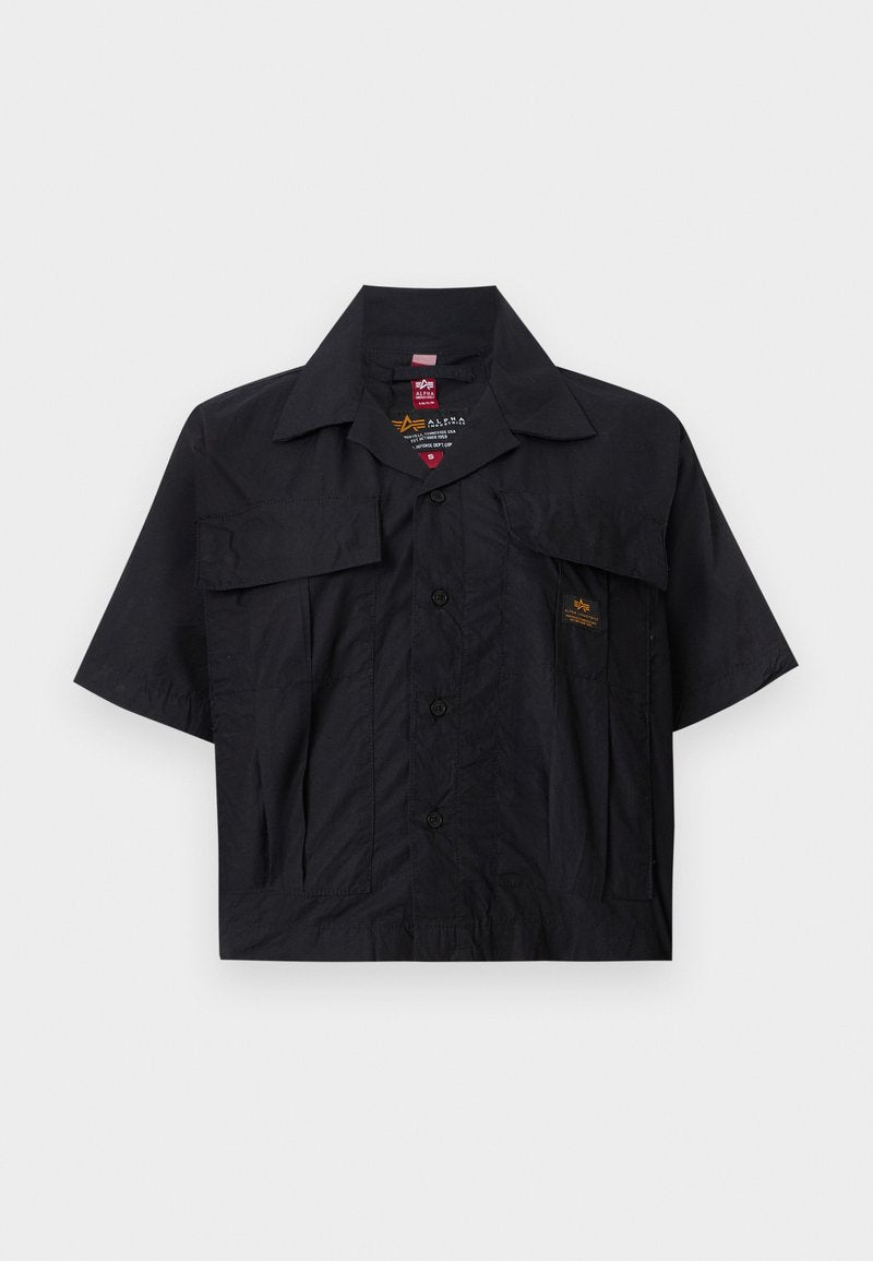 Schwarzes kurzärmeliges Hemd mit durchgehender Knopfleiste, zwei Brusttaschen und einem kleinen Logopatch. Hergestellt aus einem leichten, strukturierten Stoff.