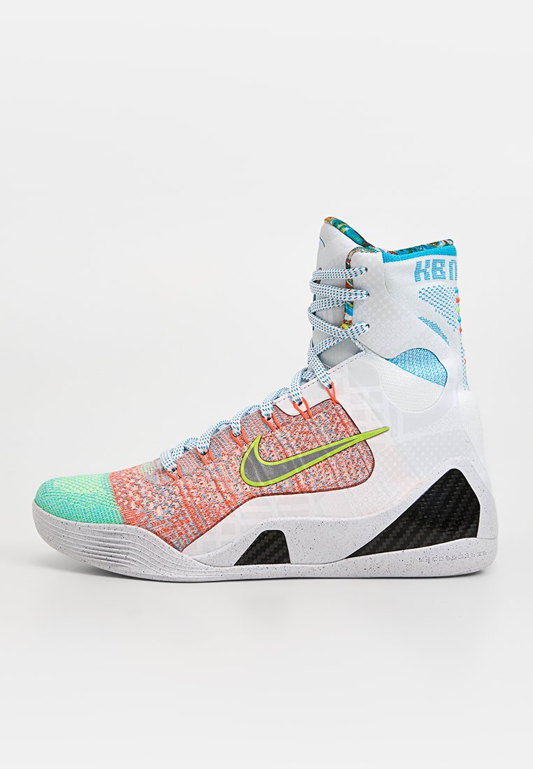 Nike Basketballschuh mit hohem Schaft, mehrfarbig gestricktem Obermaterial, weißer Sohle, neongelbem Swoosh, blauen Akzenten und gemustertem Innenfutter.