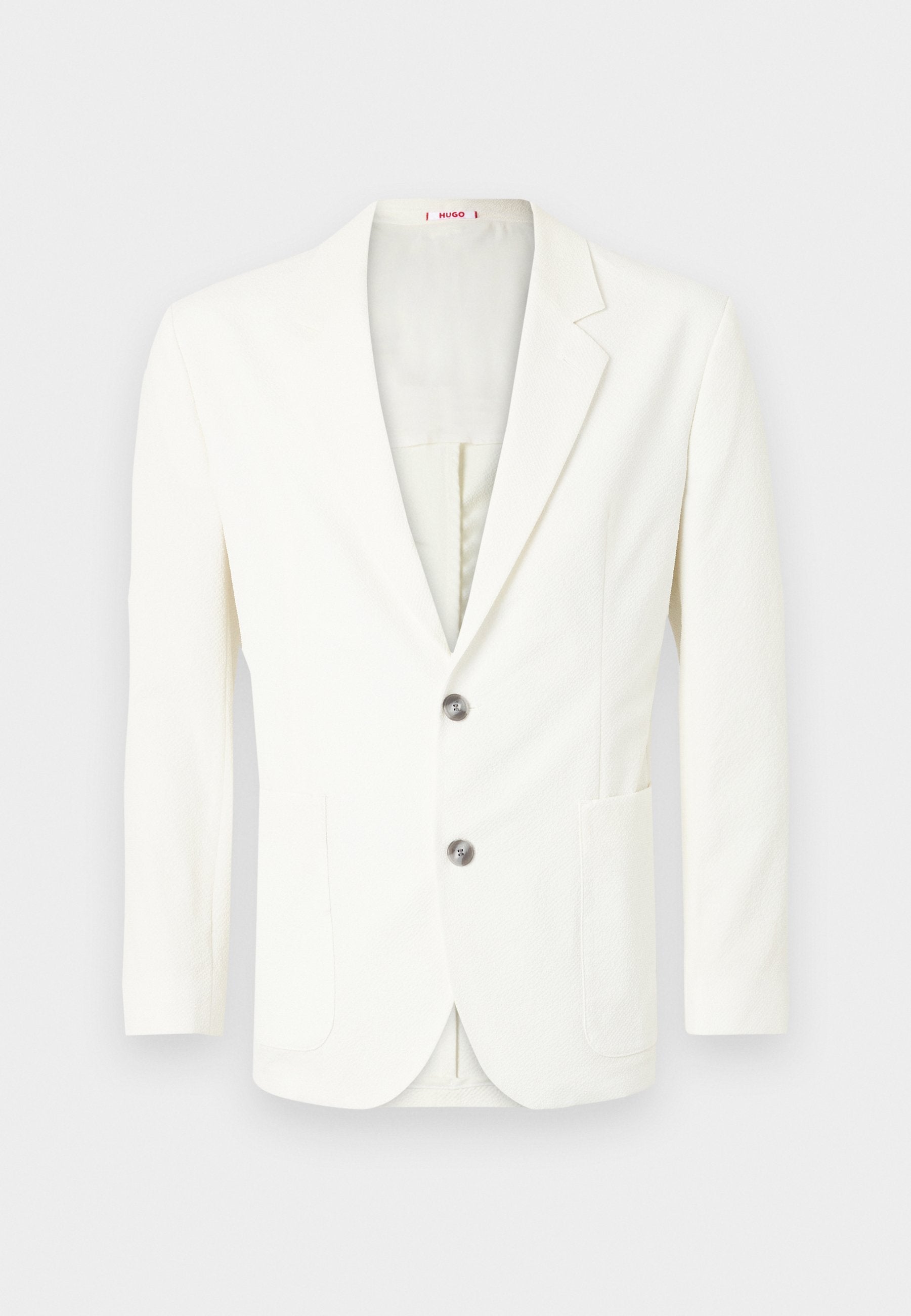 Weißer, strukturierter Blazer mit schlanker Passform, ausgestattet mit zwei Knöpfen, einer Tasche auf der linken Seite und einem glatten Innenfutter.