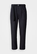 Schwarze, leichte Hose mit elastischem Bund, abnehmbarem Gürtel, Seitentaschen und schmal zulaufendem Bein. Glatte Textur.