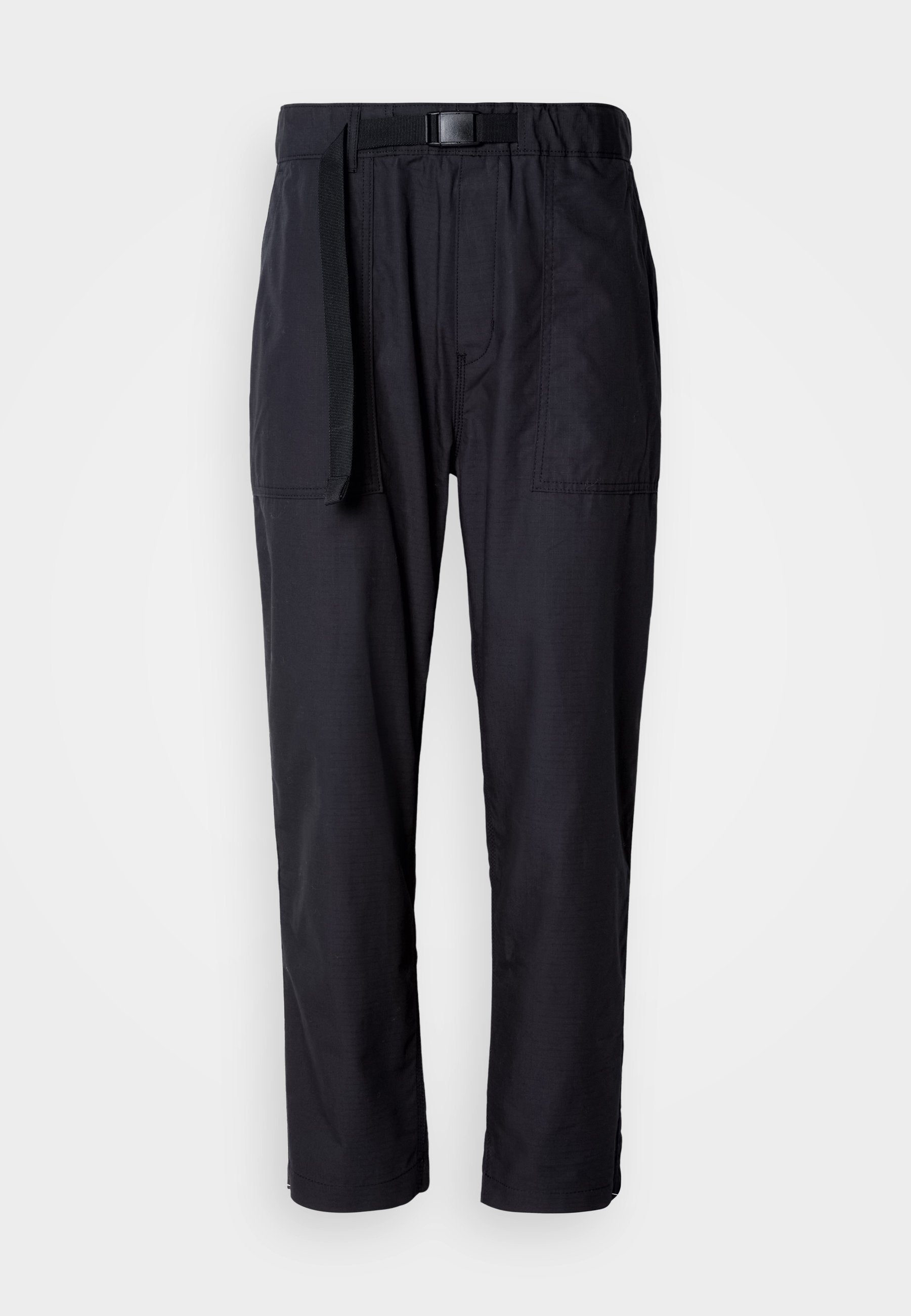 Schwarze, leichte Hose mit elastischem Bund, abnehmbarem Gürtel, Seitentaschen und schmal zulaufendem Bein. Glatte Textur.