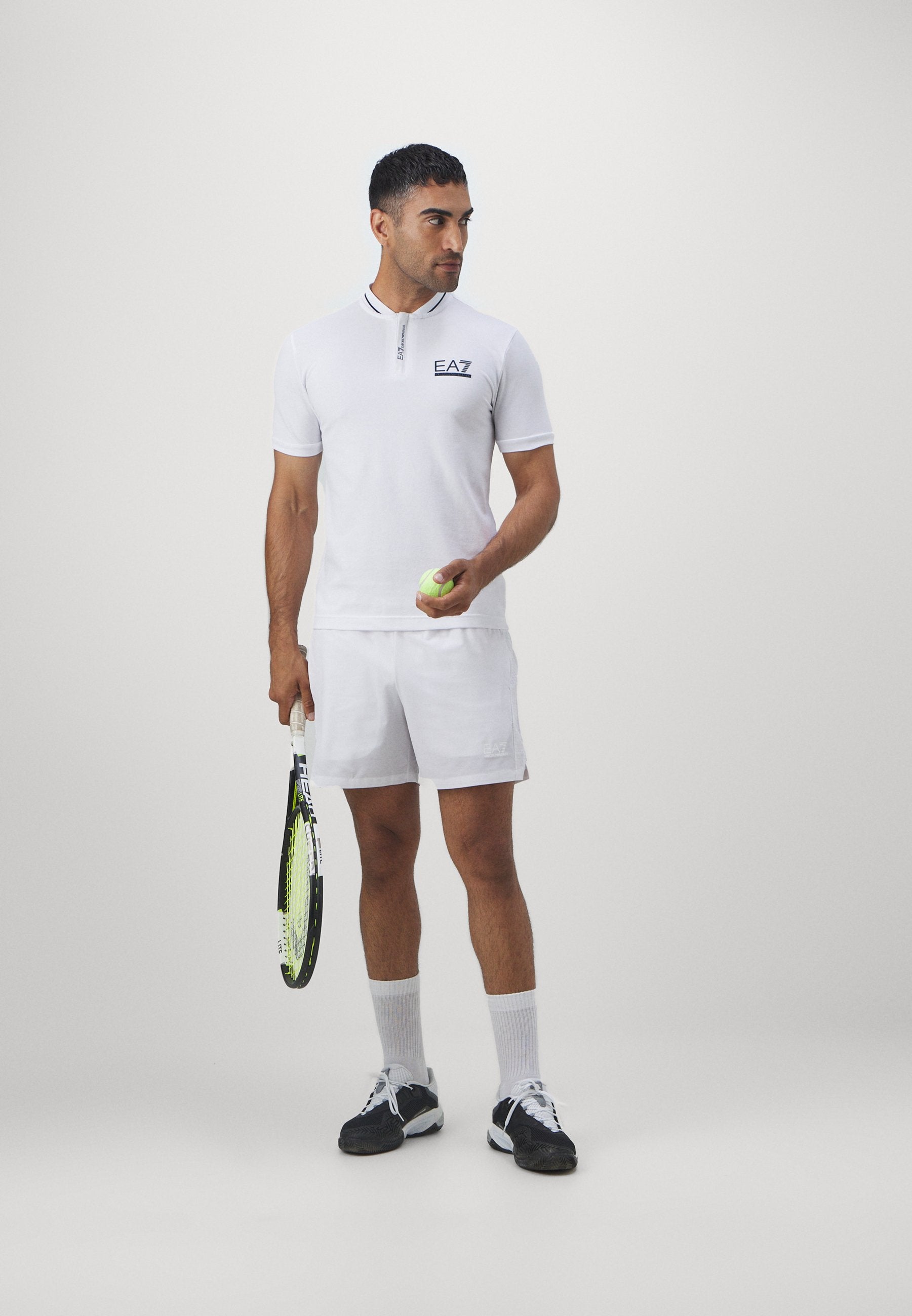 EA7 Emporio Armani Kurze Sporthose Media 2