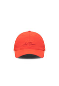 Verstellbare orange Baseballmütze aus Baumwolle, mit gebogenem Schild und gesticktem Text auf der Vorderseite, glatte Textur und sechseckiges Design.