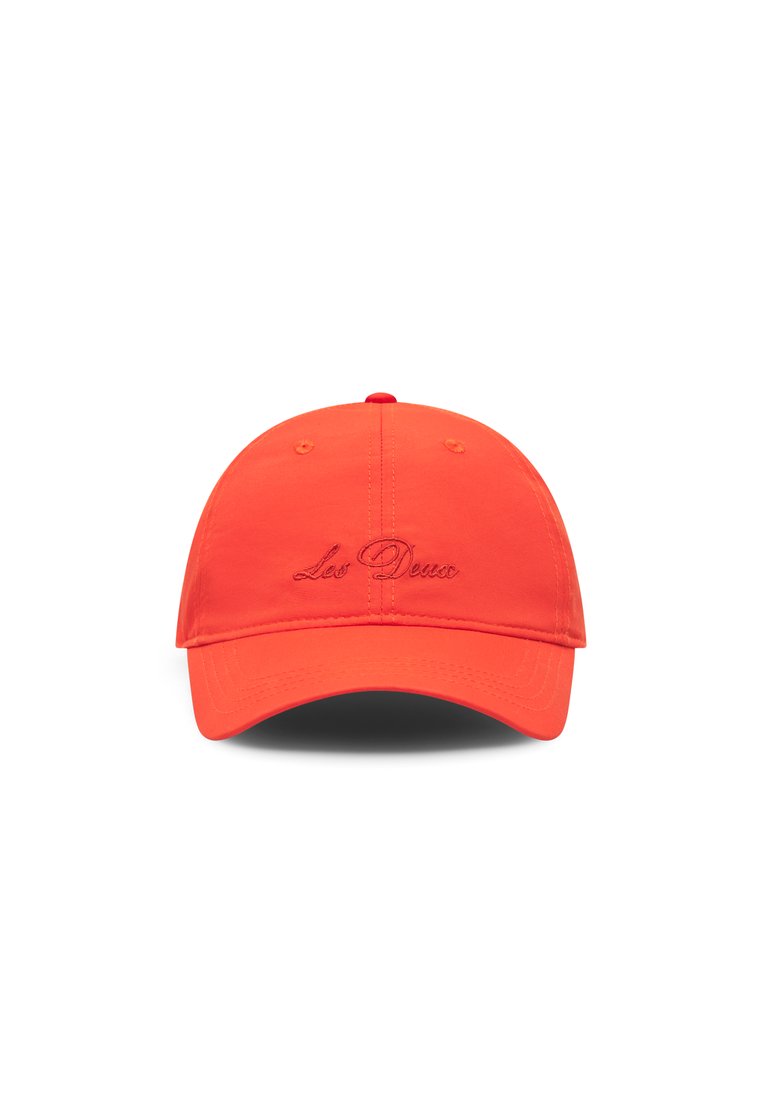 Verstellbare orange Baseballmütze aus Baumwolle, mit gebogenem Schild und gesticktem Text auf der Vorderseite, glatte Textur und sechseckiges Design.