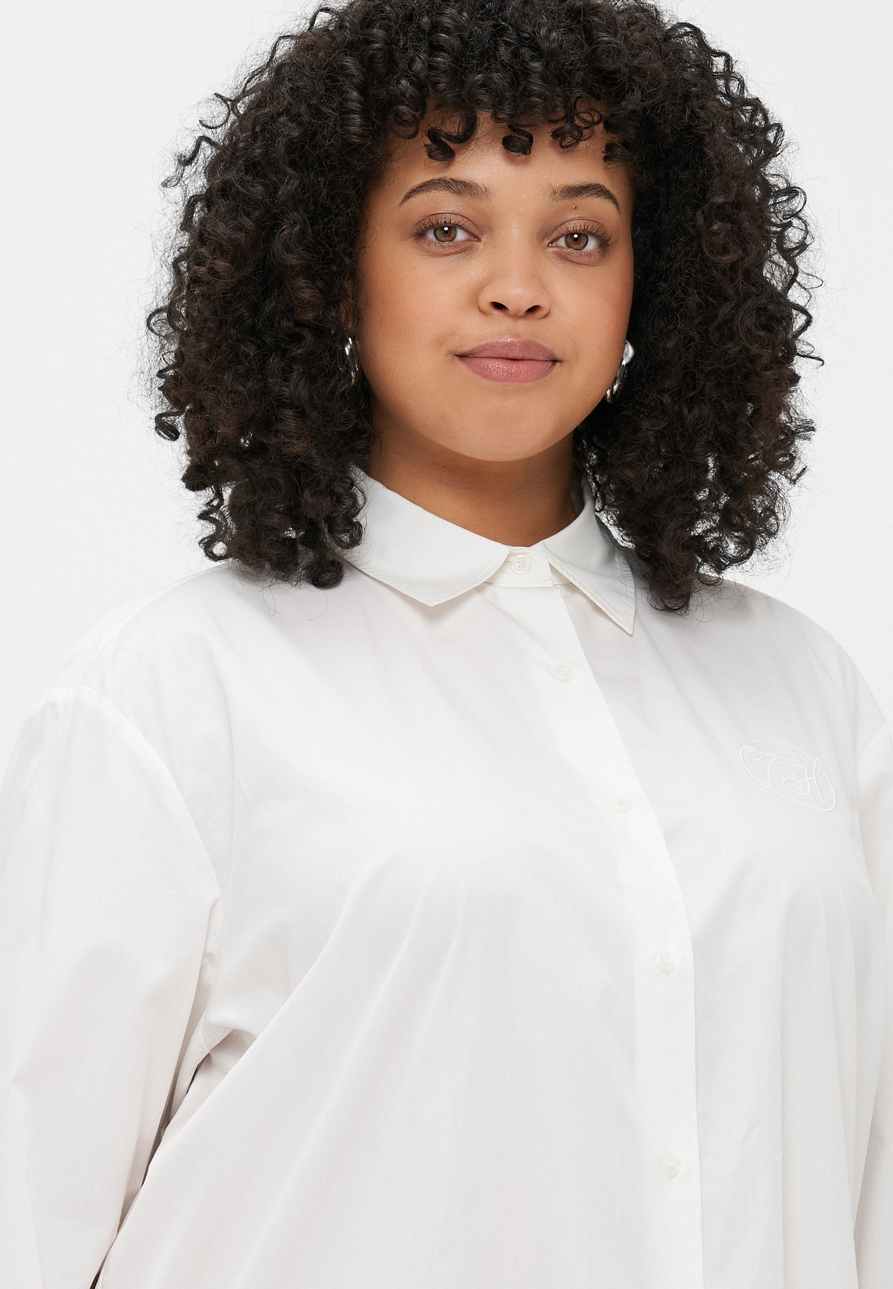 CURVE OVERSIZED FIT LOGO EMBROIDERY SHIRT Media 5
