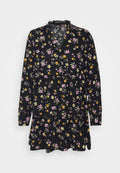 Schwarzes Blumenkleid mit Rüschensaum, langen Ärmeln und einem gestuften Saum. Kleine rosa und gelbe Blumen sind über den Stoff verteilt.