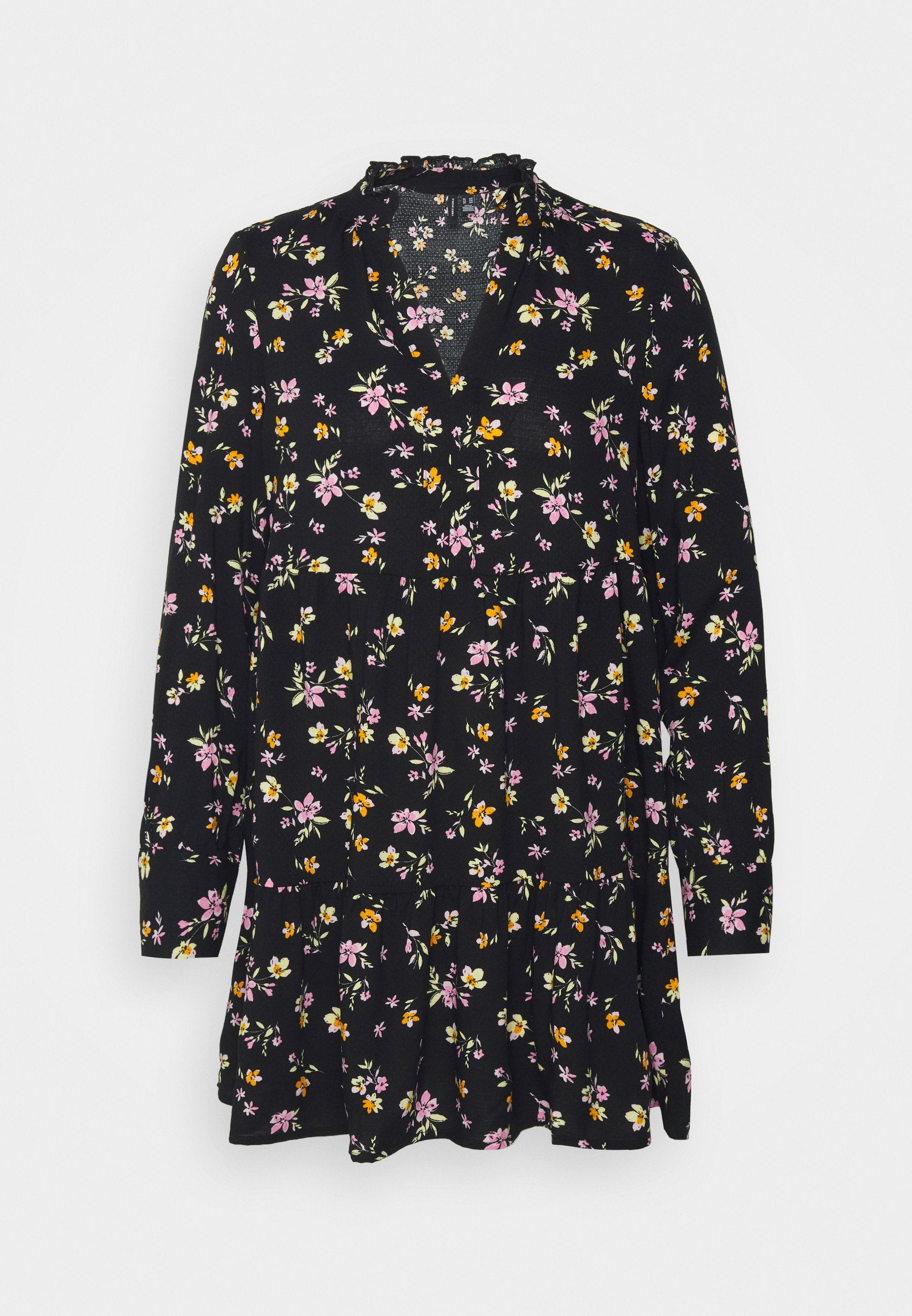 Schwarzes Blumenkleid mit Rüschensaum, langen Ärmeln und einem gestuften Saum. Kleine rosa und gelbe Blumen sind über den Stoff verteilt.