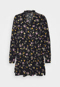 Schwarzes Blumenkleid mit Rüschensaum, langen Ärmeln und einem gestuften Saum. Kleine rosa und gelbe Blumen sind über den Stoff verteilt.
