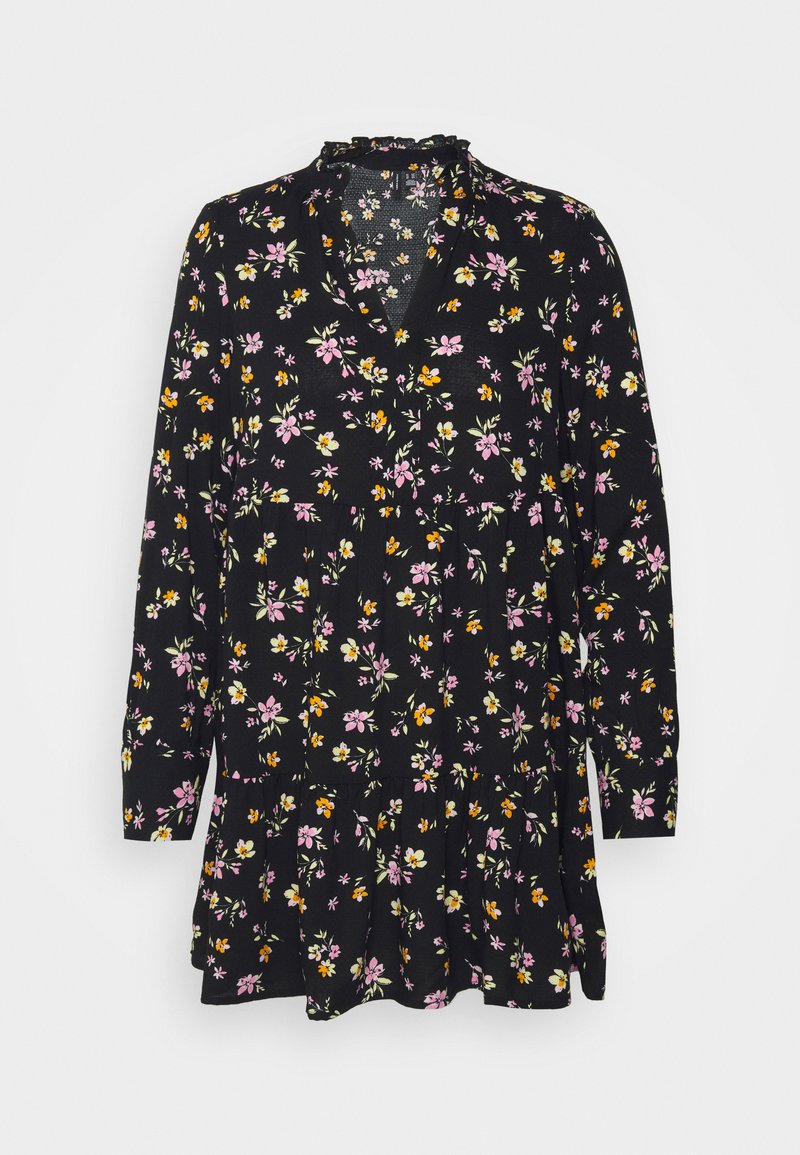 Schwarzes Blumenkleid mit Rüschensaum, langen Ärmeln und einem gestuften Saum. Kleine rosa und gelbe Blumen sind über den Stoff verteilt.