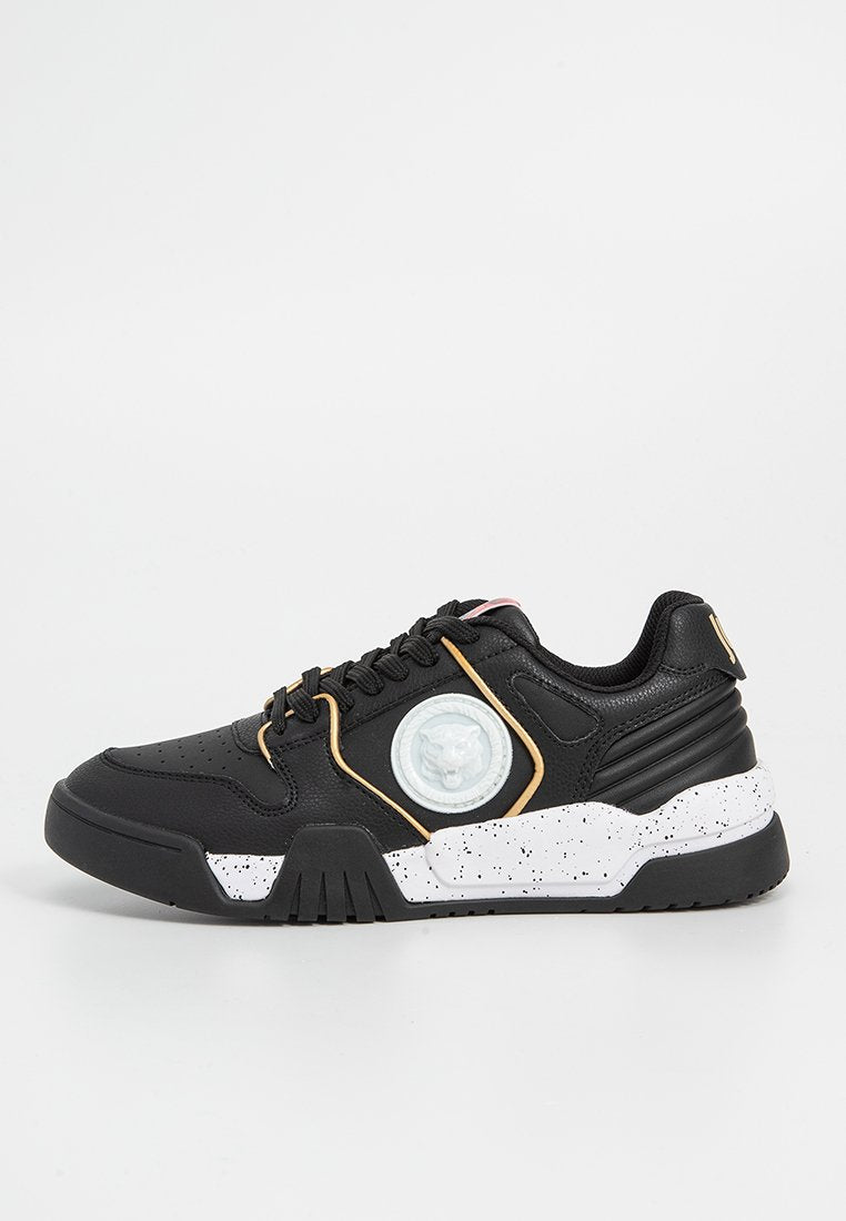 Schwarze Sneakers mit einer strukturierten Oberfläche, ausgestattet mit einem runden Löwenwappen, goldenen Akzenten und einer gesprenkelten weißen Sohle.