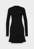Schwarzes, geripptes Strickkleid mit langen Ärmeln und einem taillierten Oberteil, das am Saum ausgestellt ist und eine leicht A-Linien-Form erzeugt.