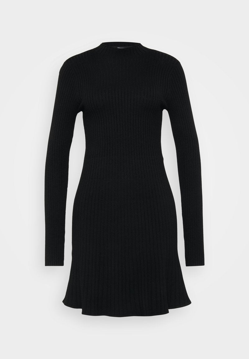 Schwarzes, geripptes Strickkleid mit langen Ärmeln und einem taillierten Oberteil, das am Saum ausgestellt ist und eine leicht A-Linien-Form erzeugt.