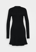 Schwarzes, geripptes Strickkleid mit langen Ärmeln und einem taillierten Oberteil, das am Saum ausgestellt ist und eine leicht A-Linien-Form erzeugt.