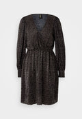 Schwarzes Kleid mit V-Ausschnitt, langen Ärmeln und gerafftem Taillenbereich. Merkmale einen strukturierten Stoff mit einem verstreuten weißen Punktmuster.