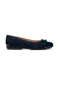Marineblaue, gesteppten Ballerinas mit glänzender schwarzer Kappe und einer kleinen Schleife an der Vorderseite, vor einem weißen Hintergrund.