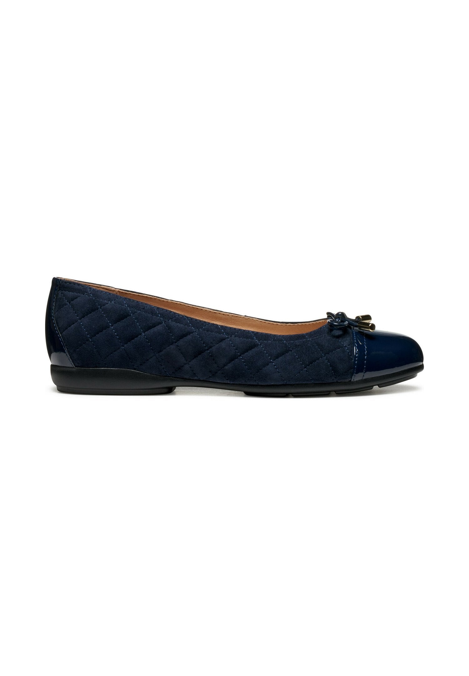Marineblaue, gesteppten Ballerinas mit glänzender schwarzer Kappe und einer kleinen Schleife an der Vorderseite, vor einem weißen Hintergrund.