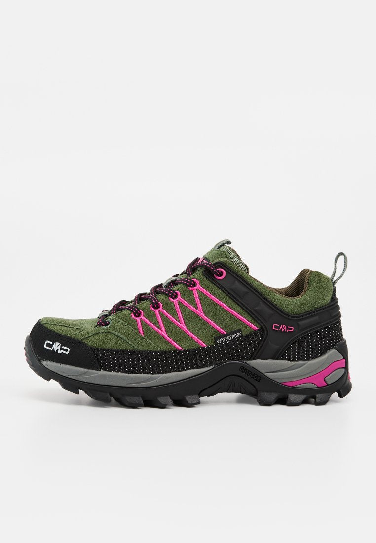 Grüner und schwarzer wasserdichter Wanderschuh mit pinkfarbenen Schnürsenkeln und Akzenten, robuster Sohle und CMP-Logo an der Seite und an der Spitze.