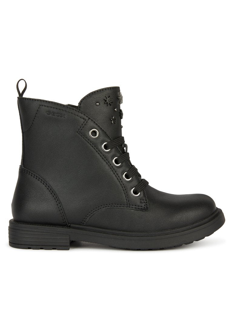 Schwarze Leder-Ankle-Boots mit runder Zehenpartie, Schnürung vorne, silbernen Ösen und dekorativen Nieten am Schaft. Strukturiere Gummi-Sohle.
