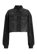 Gekürzte schwarze Denimjacke mit Knopfverschluss, zwei Brusttaschen und Netzärmel. Weiches, strukturiertes Material mit gerippten Bündchen.