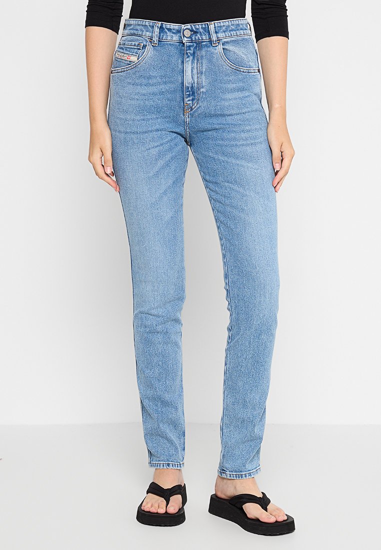 Helle Blaue High-Waist-Jeans aus Denim mit taillierter Passform, fünf Taschen und dezenten Used-Effekten.