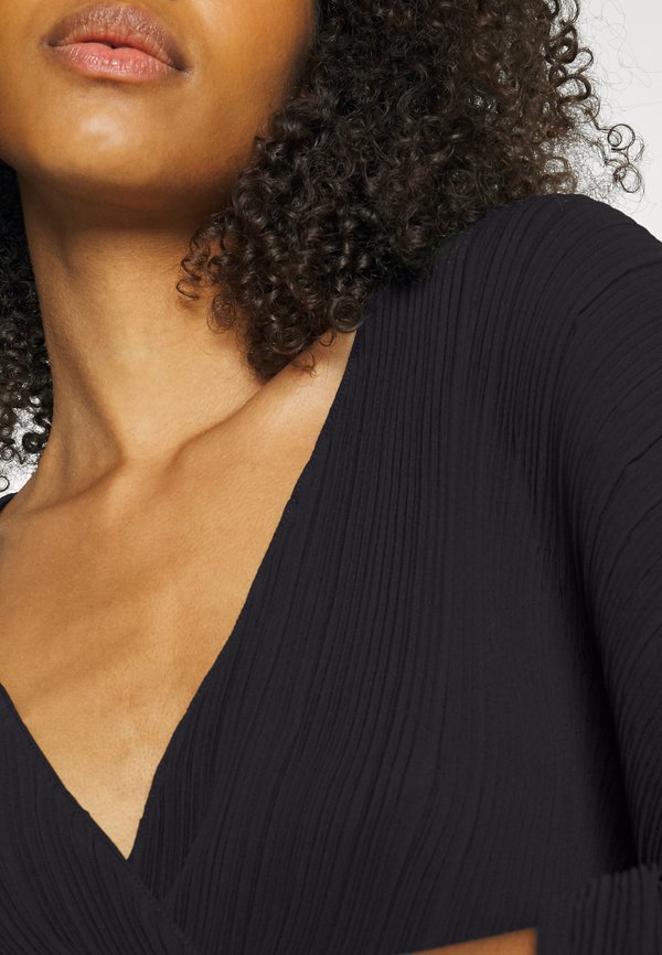 Good American PLISSE SCULPTED TOP