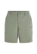 Olivgrüne Shorts aus leichtem Material, mit Knopfverschluss, umgeschlagenen Säumen, Seitentaschen und einem Logo auf der linken Vorderseite.