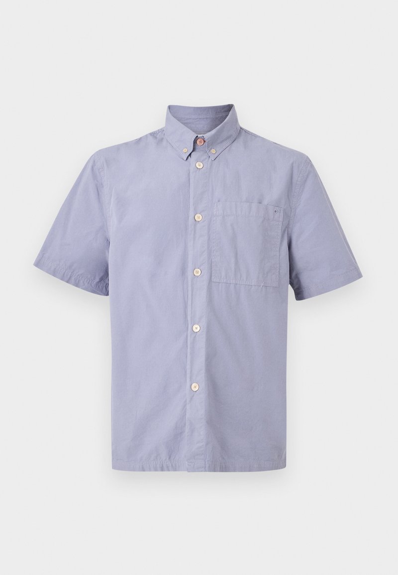 Hellblaues kurzärmeliges Hemd mit Knopfleiste, Button-Down-Kragen und einer Brusttasche vor weißem Hintergrund.